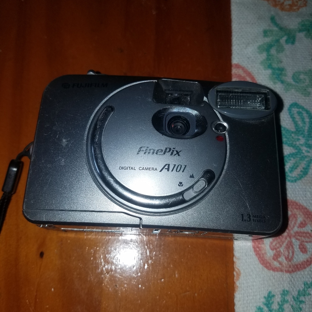 Fuji FinePix a101 Digital Camers